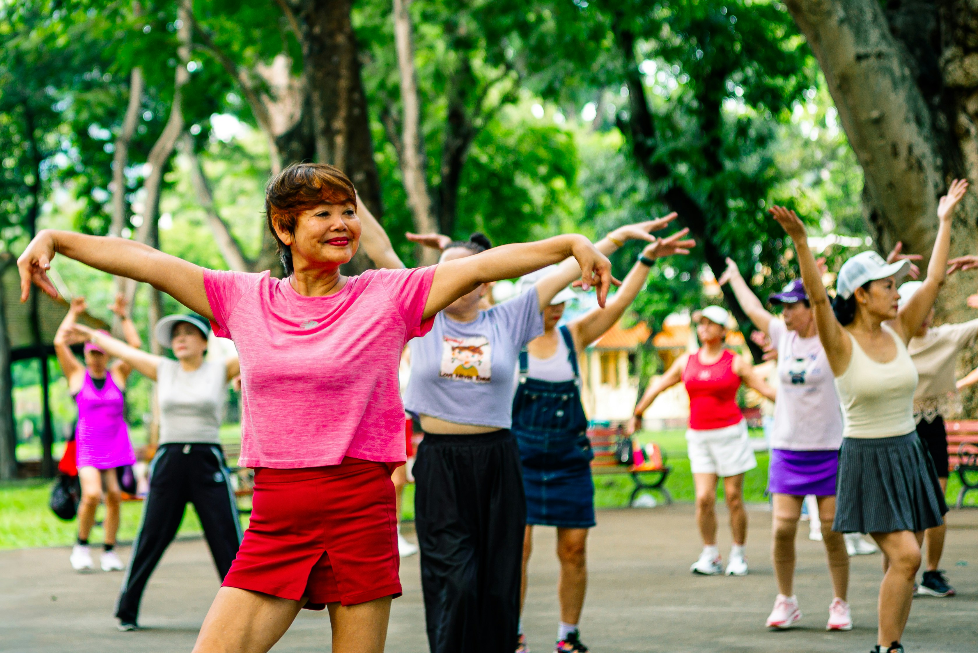 Grupo de mujeres haciendo ejercicio al aire libre